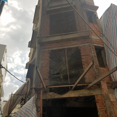 Nhà đang xây bị lún tại đường Nguyễn Văn Đậu gẫy cổ cột, chỉnh nghiêng