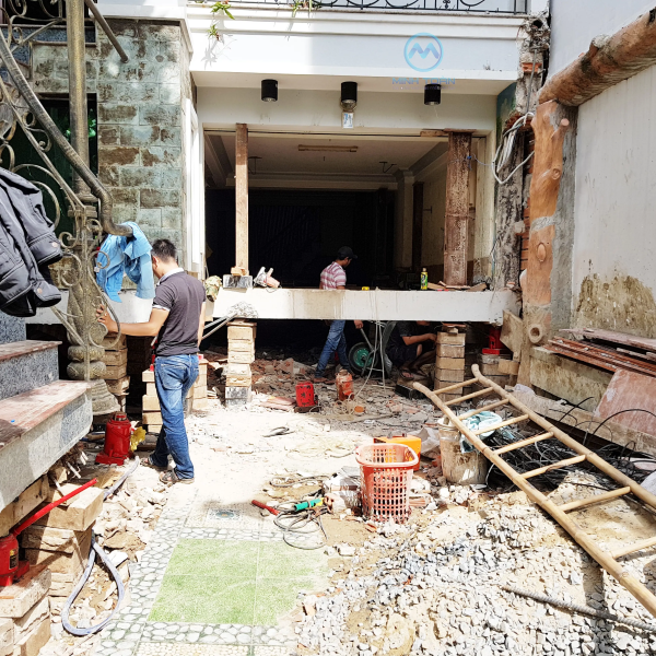 Di dời căn nhà lùi về sau 9 mét, nâng cao căn nhà lên cao 1.5 mét