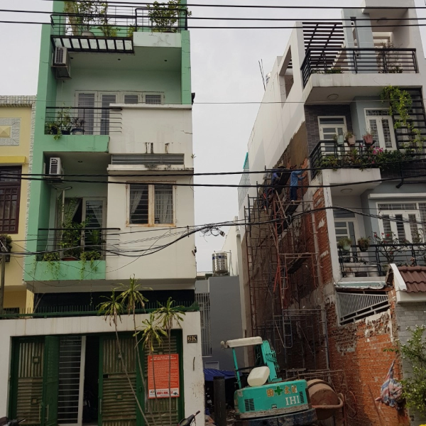 Đào đất sâu hơn 3 mét để ép cọc chống lún nhà và chỉnh nghiêng nhà tại cư xá ngang hàng quận 7