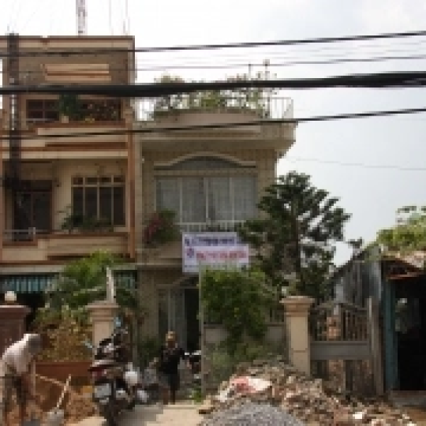 Thần đèn nâng nhà lên cao 1.6 mét tại Bình Tân