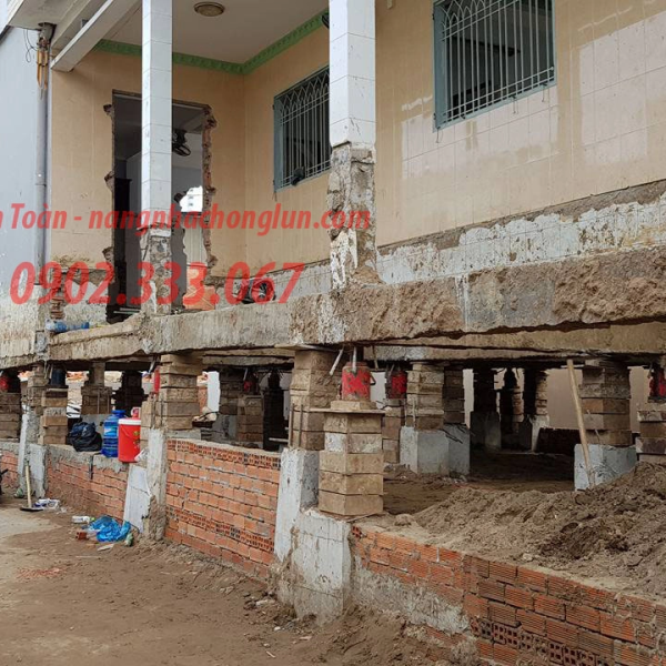 Thần đèn nâng nhà lên cao 1,3 mét chống lún