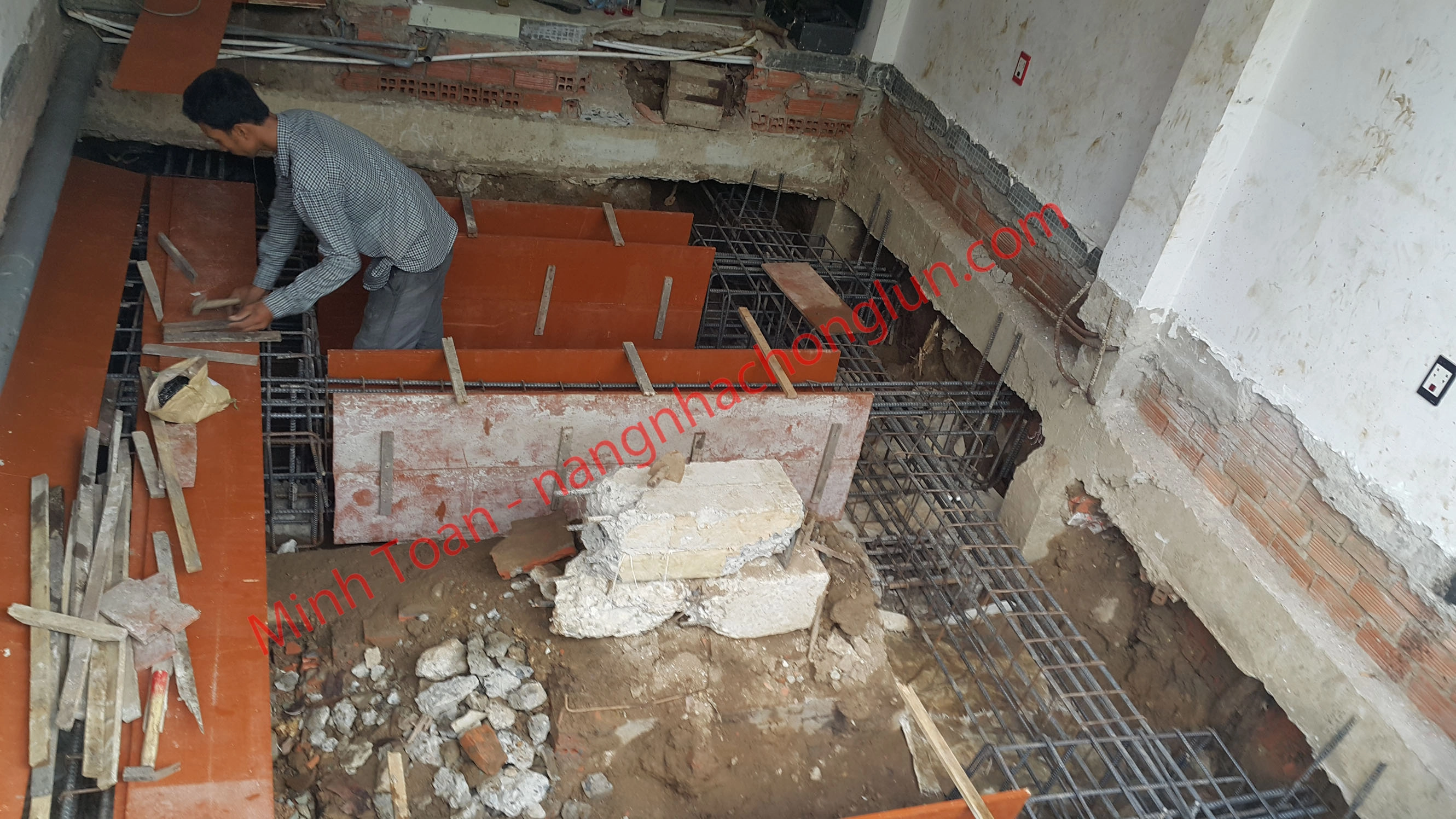 Hình ảnh nhân viên đang tiến hành gia cố nền móng nhà