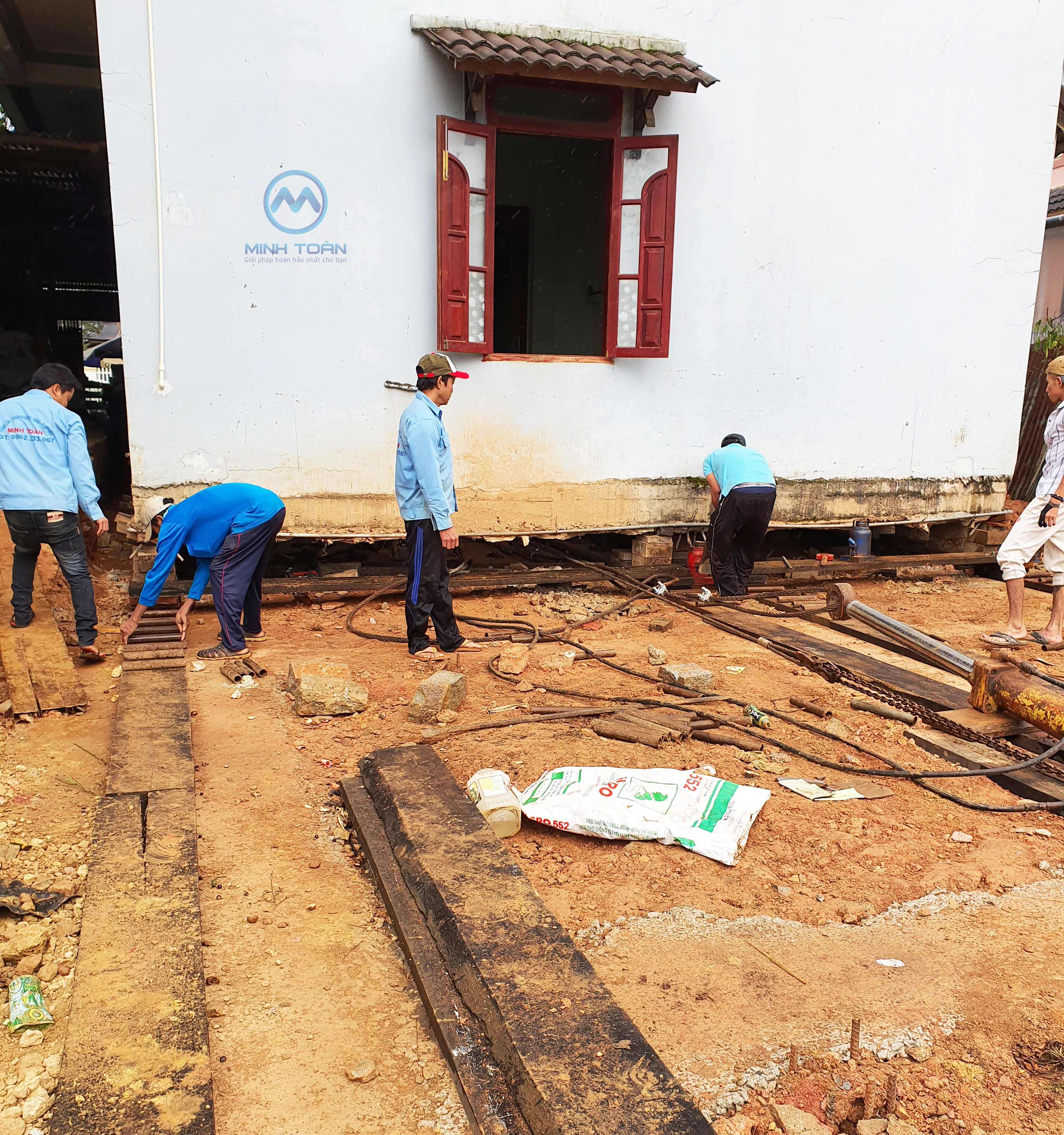 Hình ảnh nhân viên đang kiểm tra các hạng mục trước khi kéo nhà đến vị trí mới
