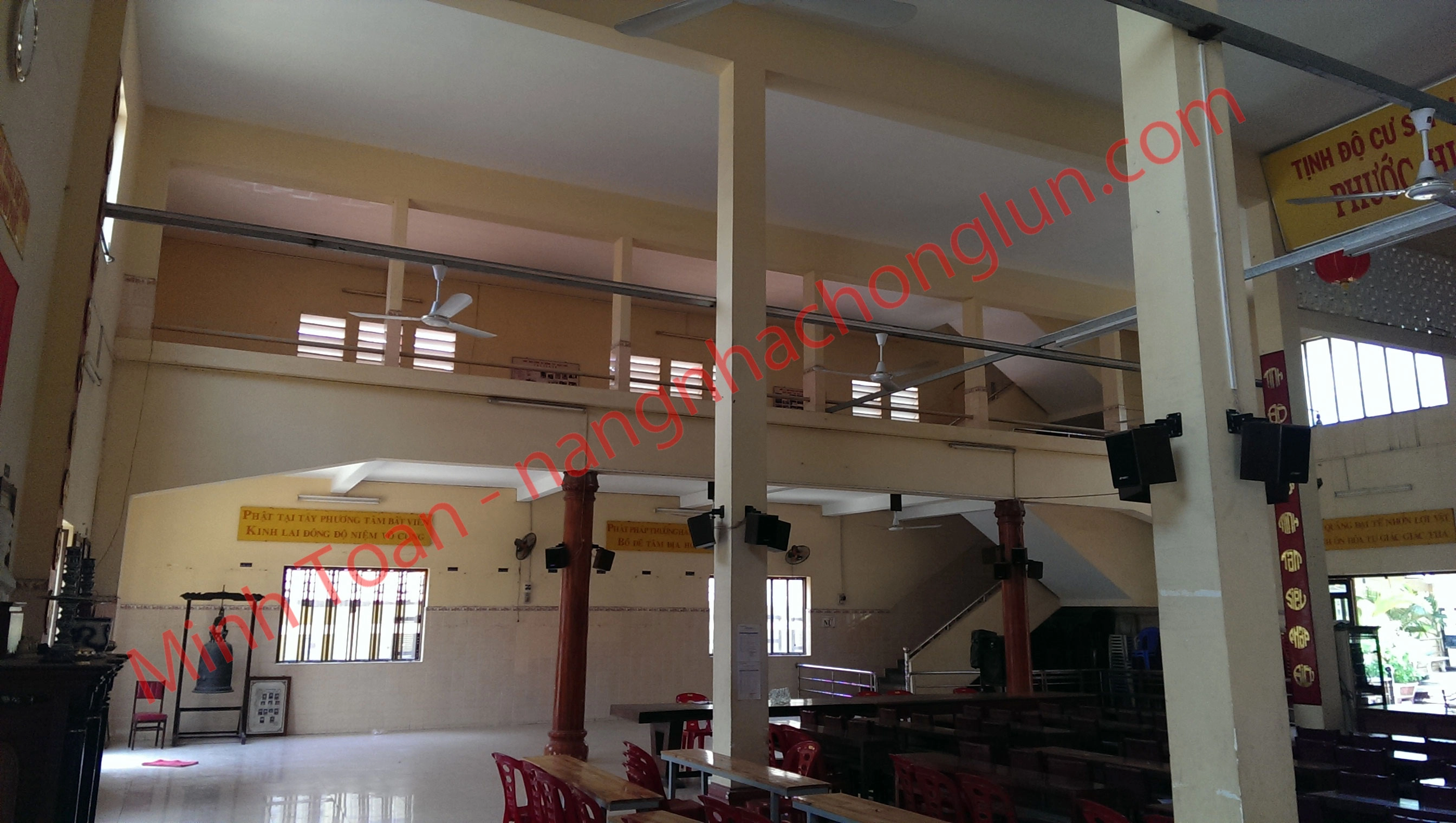 Hình ảnh bên trong nhà thờ tiến hành di dời nhà