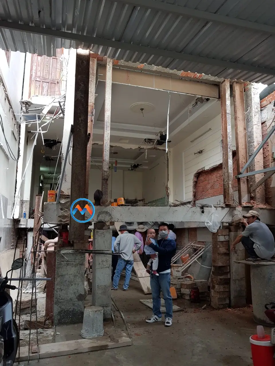 Hình ảnh  đang tiến hành thi công nâng nhà lên cao