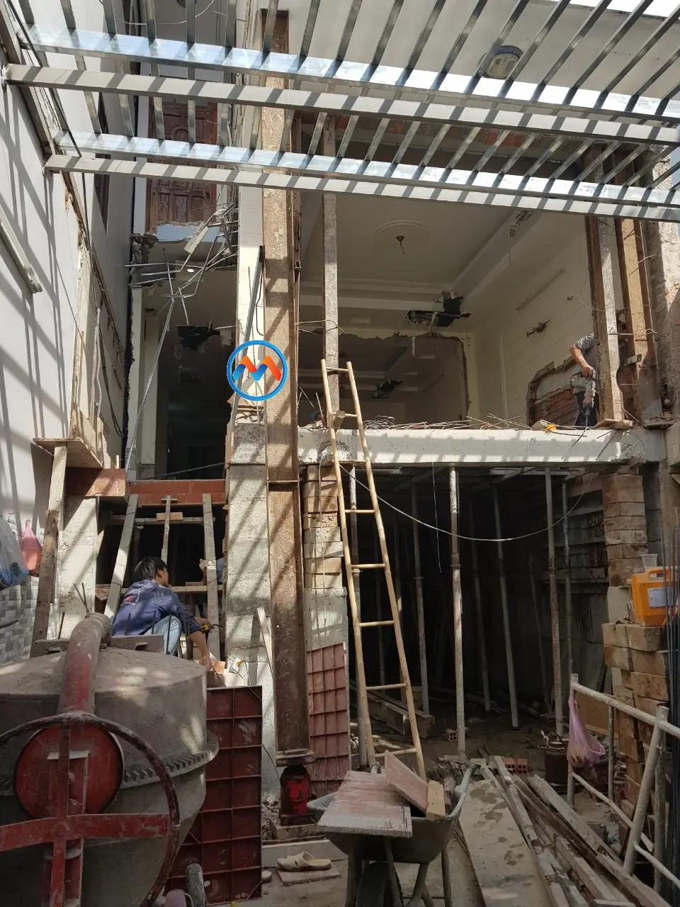 Hình ảnh đang thi công di dời căn nhà lùi về sau 9 mét, nâng cao căn nhà lên cao 1.5 mét