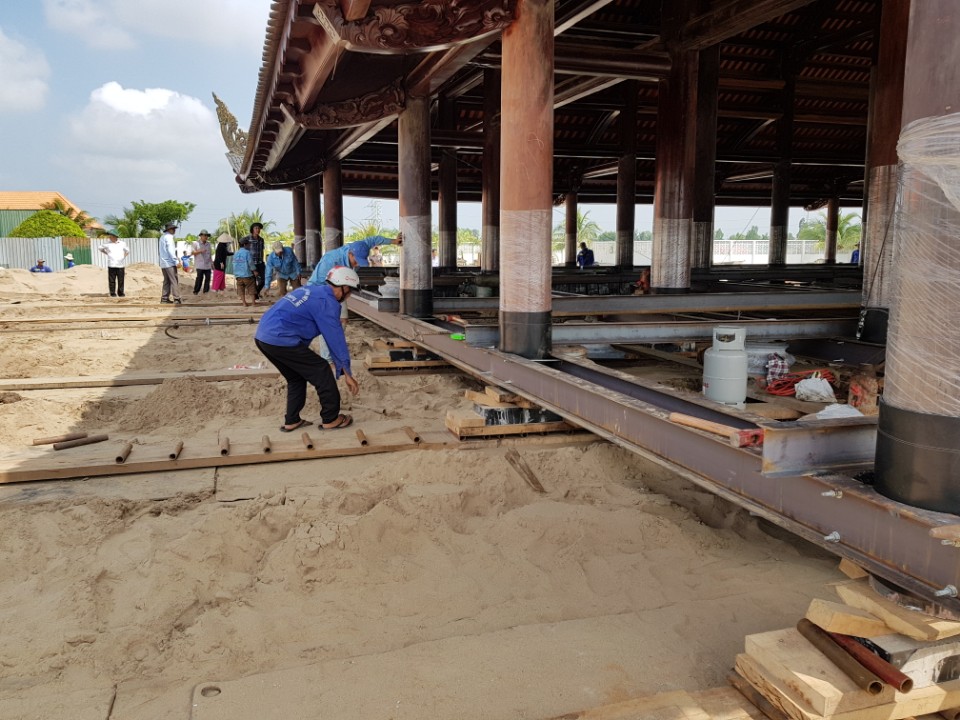 Hình ảnh nhân viên Minh Toàn đang di chuyển nhà từng chút một