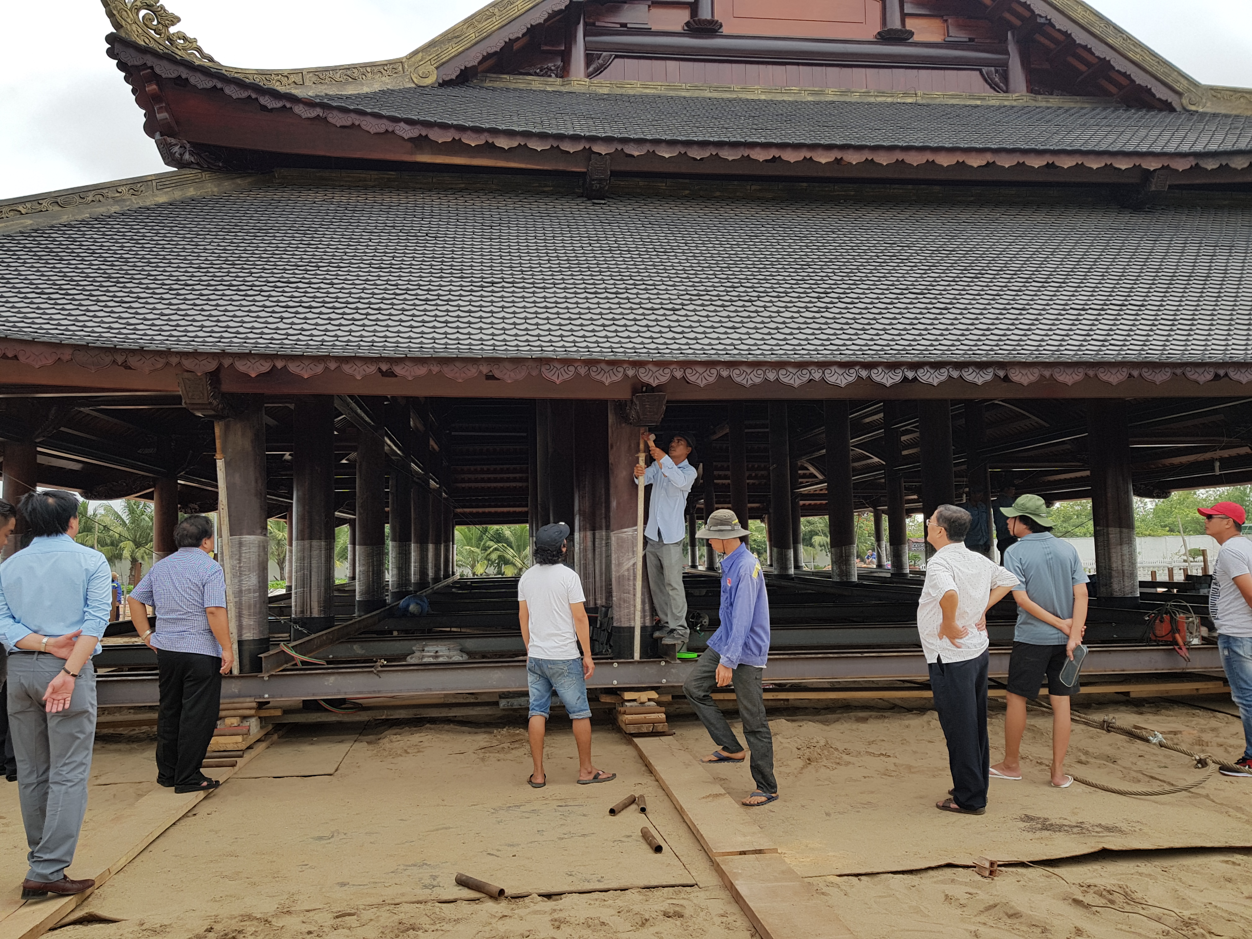 Hình ảnh mọi người đang quan sát di dời nhà trong quá trình thi công di dời nhà