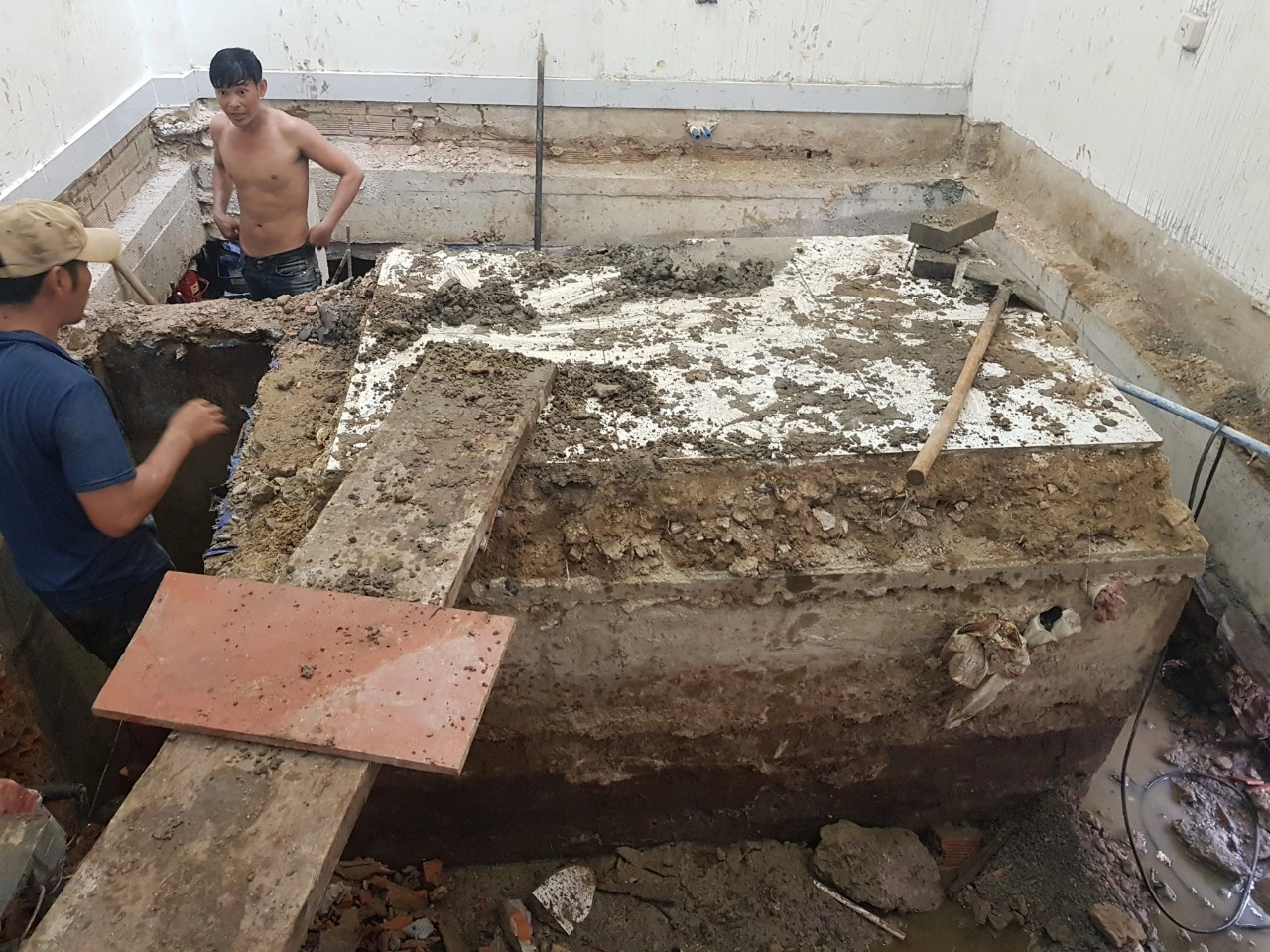 Hình ảnh đang tiến hành đào móng, gia cố mòng trước khi nâng nhà