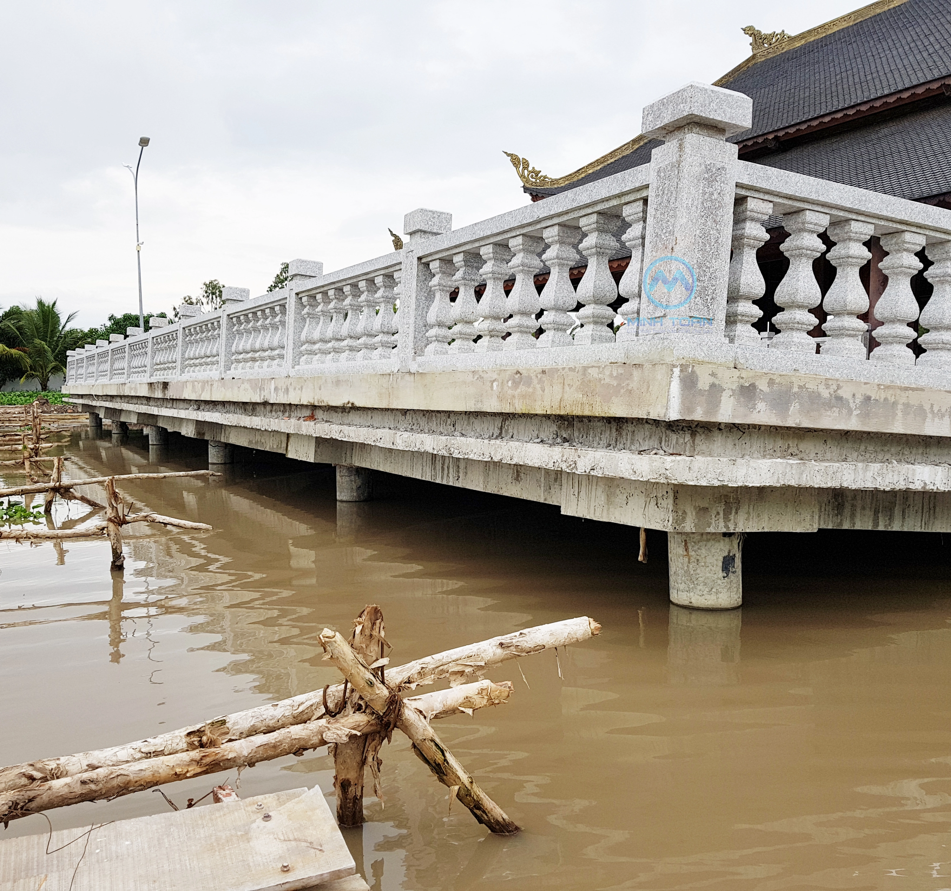 Hình ảnh hệ thống cột đỡ khi hành thành việc di dời nhà