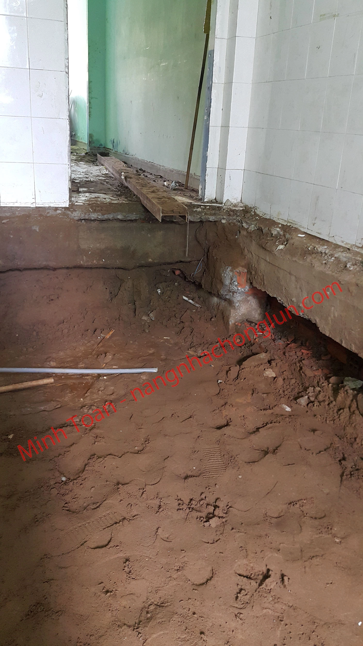 Hình ảnh Minh Toàn đang tiến hành gia cố nền móng bị yếu