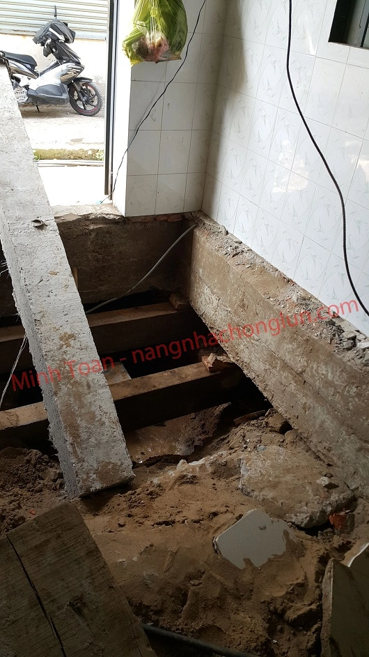 Hình ảnh đang thi công xử lý nhà bị nghiêng
