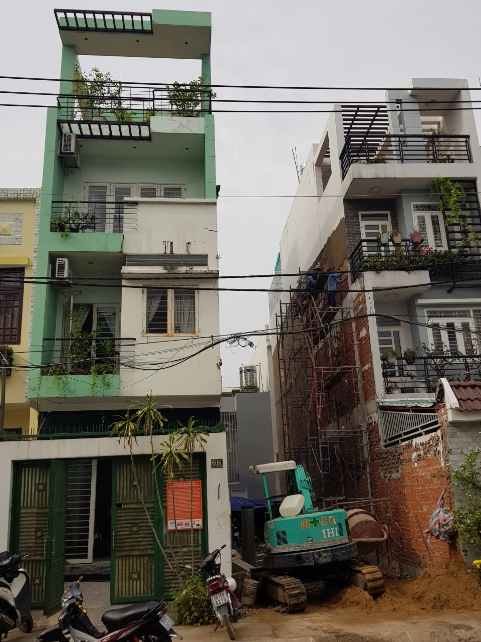 Đào đất sâu hơn 3 mét để ép cọc chống lún nhà và chỉnh nghiêng nhà tại cư xá ngang hàng quận 7