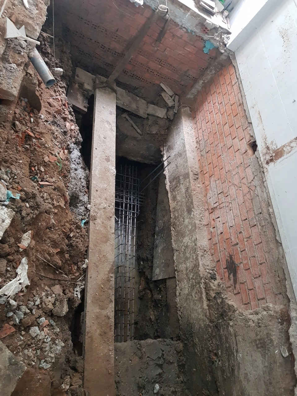 Hình ảnh cốt thép được gia cố thêm nền móng chống lún nghiêng nhà