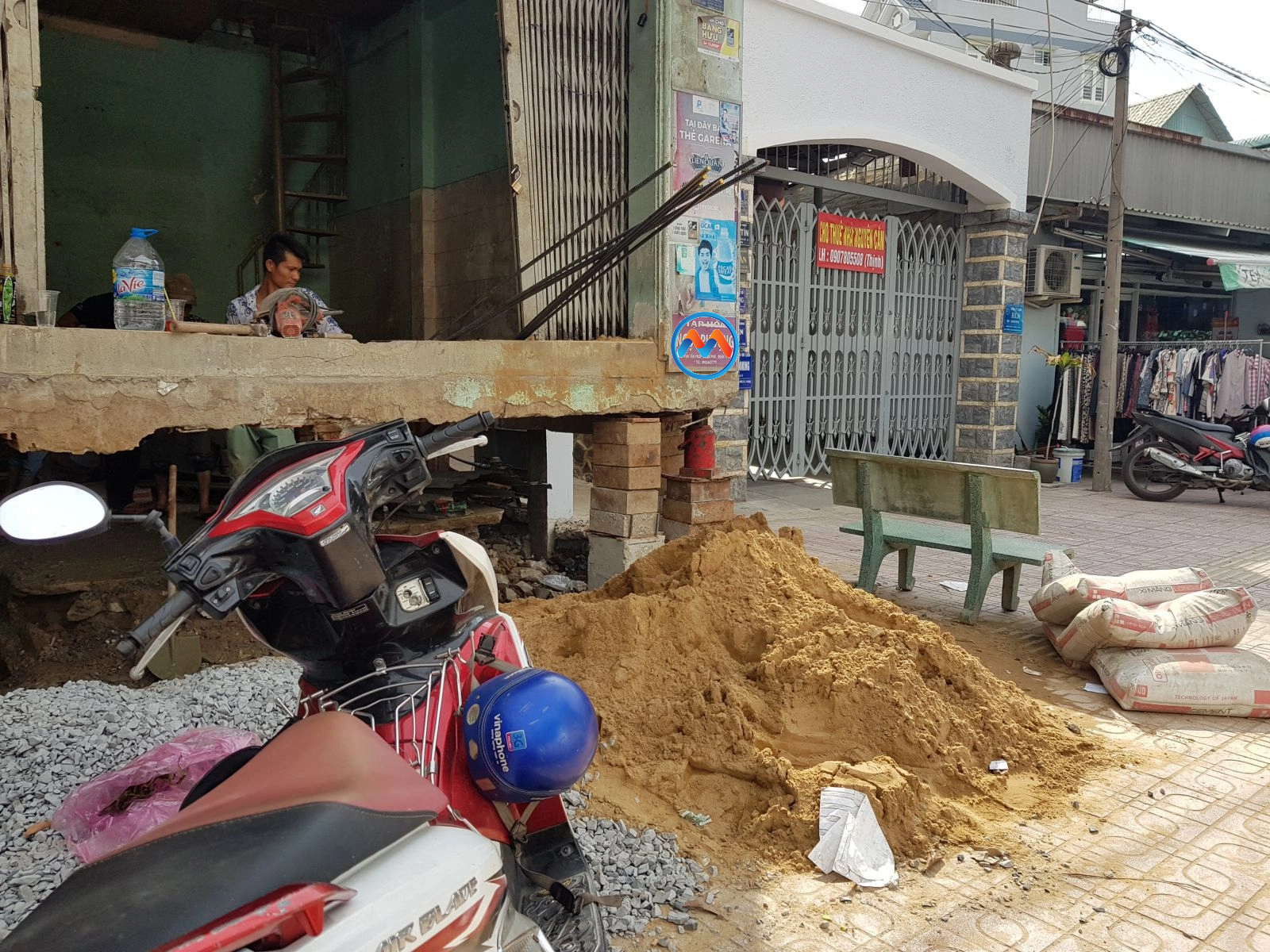 đang thi công nâng nhà lên cao