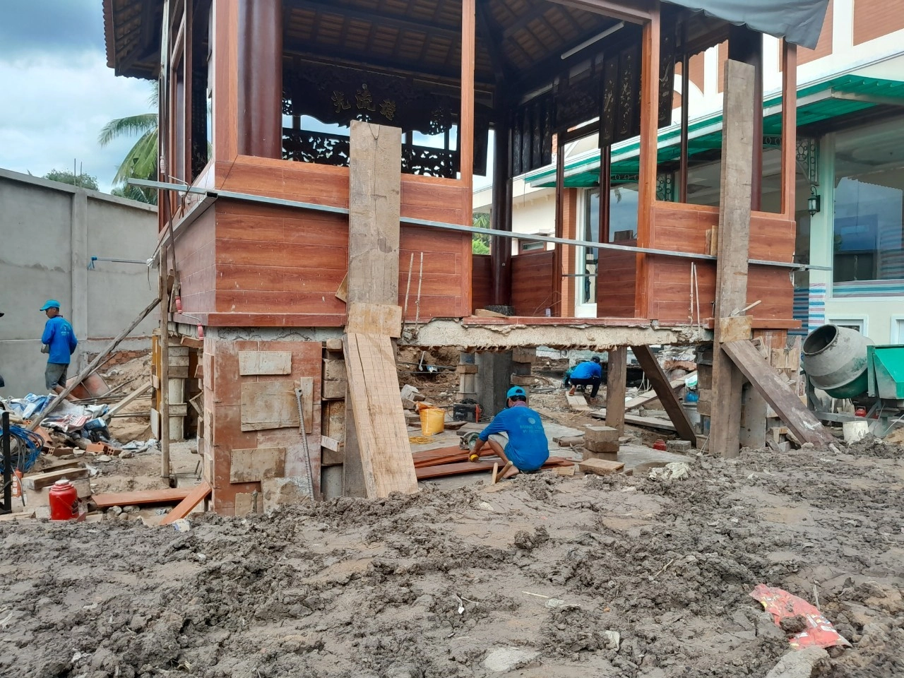 Hinh ảnh đang tiến hành thi công nền móng khi di dời nhà của Minh Toàn